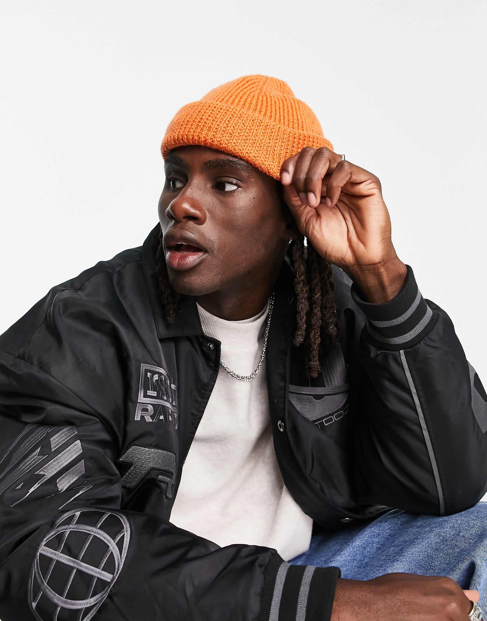 ДИЗАЙНЕРСКАЯ мини-рыбацкая шапочка в рубчик из овечьей шерсти ASOS DESIGN оранжевого цвета