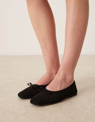 ASOS DESIGN - Landmark - Ballerinas aus Wildleder in Schwarz mit hohem Schuhblatt