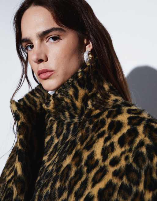 ASOS DESIGN lang faux pels dad coat med leopardmønster, 3 af 5
