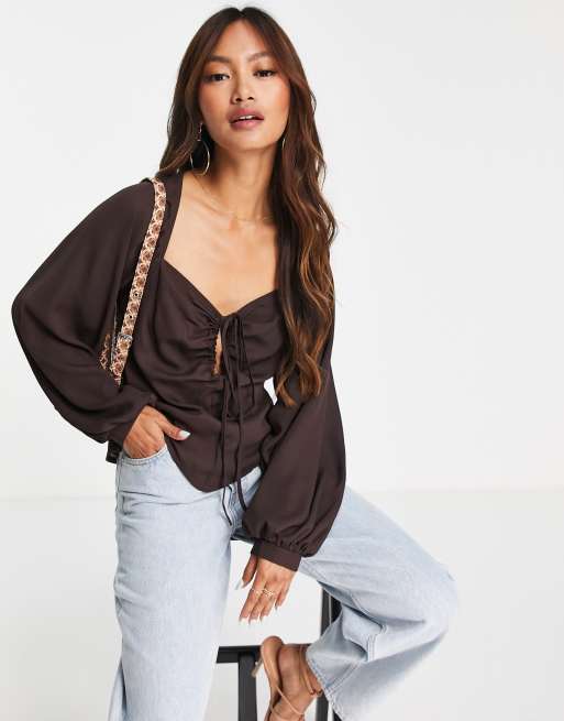 ASOS DESIGN – Langarm-Bluse mit Schleifendetails und geraffte Vorderseite mit Schlüssellochausschnitt in Braun, 3 von 4