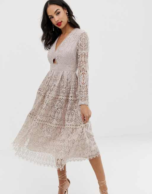 ASOS DESIGN – Långärmad balklänning i midilängd med spets och utskurna detaljer