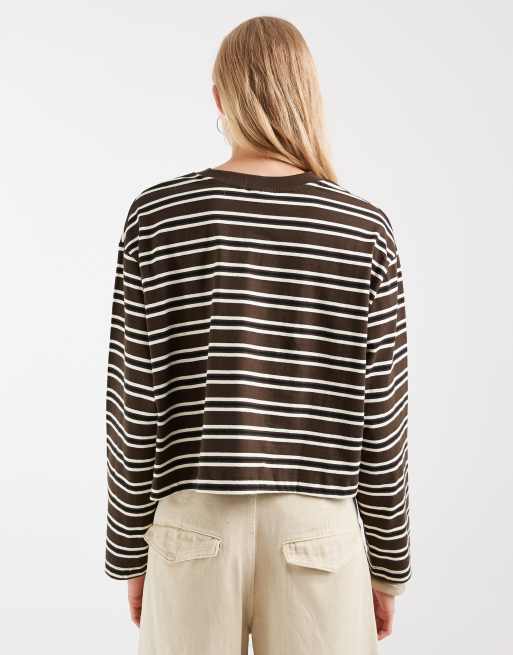 ASOS DESIGN långärmad boxig kort t-shirt i choklad- och krämrandig, 4 av 4