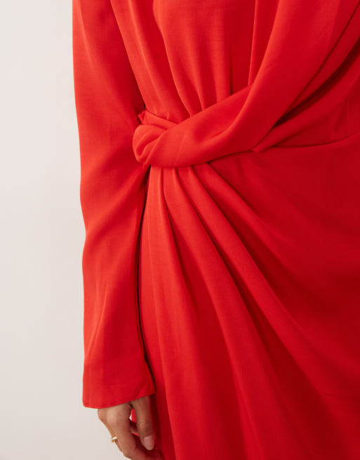 ASOS DESIGN långärmad maxiklänning med axelvaddar, draperad midjedetalj i rött, 2 av 4