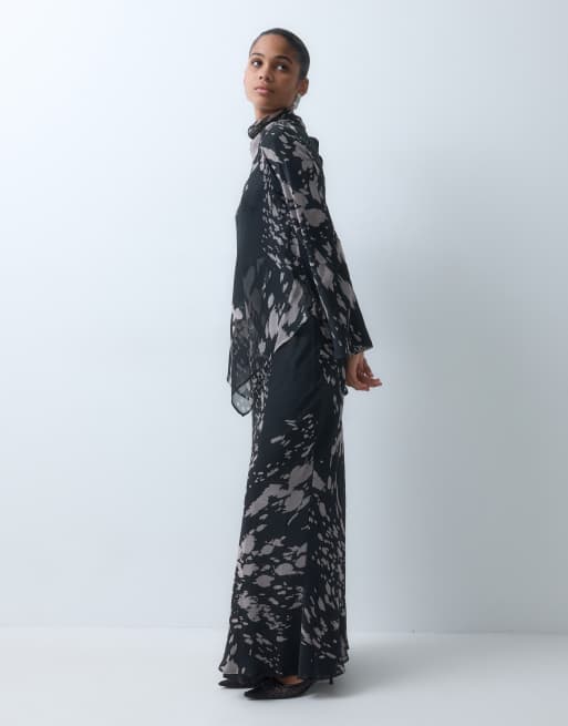 ASOS DESIGN långärmad maxiklänning med dubbla lager i svartvitt djurmönster, 2 av 5
