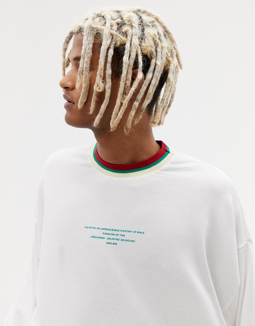 ASOS DESIGN – Långärmad t-shirt i ekologisk bomull i oversize-modell med liten text och randiga muddar-Vit