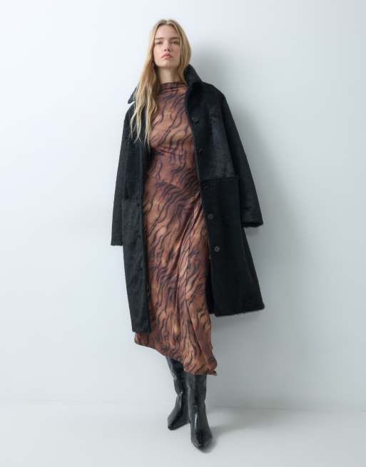 ASOS DESIGN långärmad topp med hög krage, asymmetrisk fåll och midiklänning i tigerprint, 4 av 5