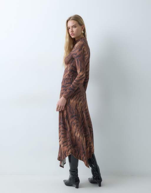 ASOS DESIGN långärmad topp med hög krage, asymmetrisk fåll och midiklänning i tigerprint, 5 av 5