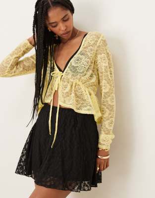 ASOS DESIGN - Langärmeiges, fließendes Oberteil aus Spitze in Gelb