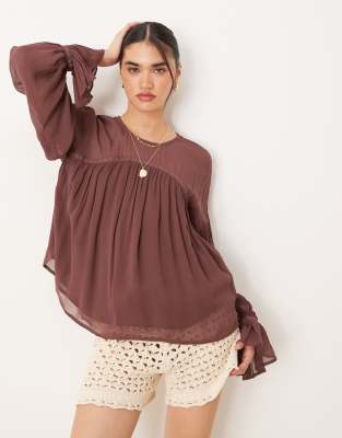 ASOS DESIGN - Langärmeliges Oberteil in Braun mit transparenter Passe und Volumendetail