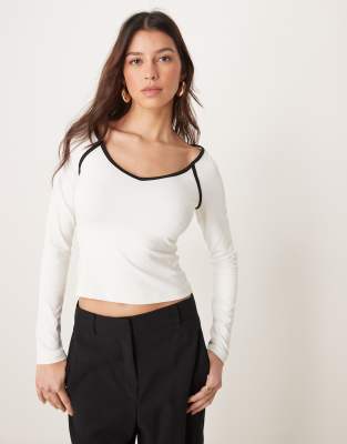 ASOS DESIGN - Langärmeliges Oberteil in Creme mit V-Ausschnitt und Kontrastbesatz-Weiß