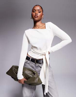 ASOS DESIGN - Langärmeliges Oberteil in Ecru mit asymmetrischem Ausschnitt und Bindedetail in der Taille-Weiß