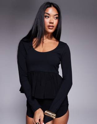 ASOS DESIGN - Langärmeliges Oberteil in Schwarz mit Rundhalsausschnitt und Schößchensaum