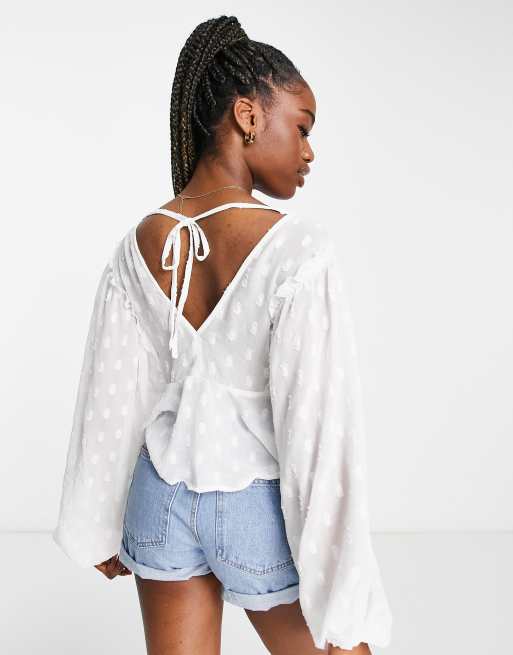 ASOS DESIGN – Langärmlige Bluse aus Dobby-Stoff in Elfenbeinweiß mit Schnürung vorn und plissiertem Schößchensaum, 4 von 4