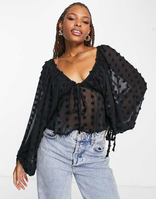 ASOS DESIGN – Langärmlige Bluse in Schwarz mit Punktestruktur, Bindebändern am Ausschnitt und Schößchensaum