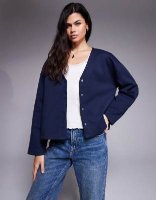 ASOS DESIGN - Langärmlige Cropped-Strickjacke aus Interlock-Stoff in Marineblau mit V-Ausschnitt