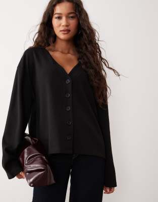 ASOS DESIGN - Langärmlige Feinstrickjacke in Schwarz mit V-Ausschnitt