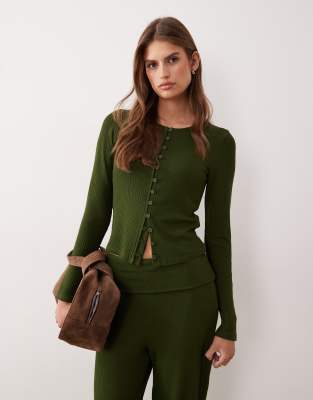 ASOS DESIGN - Langärmlige, figurbetonte Strickjacke in dunklem Olivgrün mit Rippenmuster-Weiß