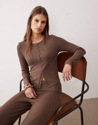 ASOS DESIGN - Langärmlige, figurbetonte Strickjacke in geripptem Schokobraun-Brown