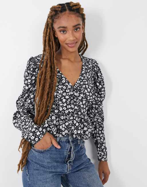 ASOS DESIGN – Langärmlige Freizeitbluse mit Knöpfen vorne und schwarz-weißem Blumen-Print