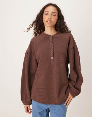 ASOS DESIGN - Langärmlige Henley-Hemdbluse in verwaschenem Schokobraun mit Puffärmeln-Brown