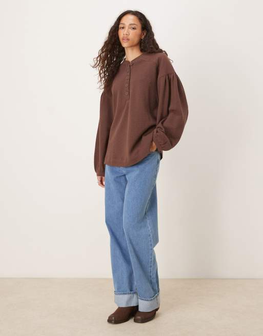 ASOS DESIGN – Langärmlige Henley-Hemdbluse in verwaschenem Schokobraun mit Puffärmeln, 2 von 4