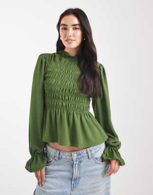 ASOS DESIGN - Langärmlige, hochgeschlossene und gesmokte Bluse in Dunkelgrün