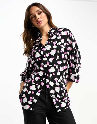 ASOS DESIGN - Langärmlige Oversize-Hemdbluse mit Fleckenprint in Schwarz-Weiß und Rosa-Bunt