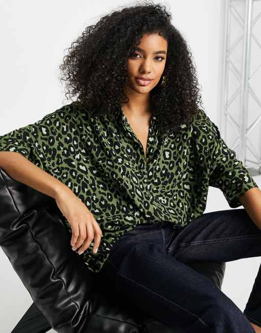 ASOS DESIGN – Langärmlige Oversize-Hemdbluse mit Leopardenmuster in Grün