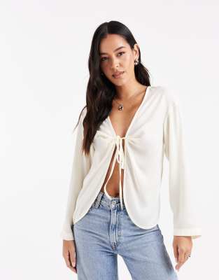 ASOS DESIGN - Langärmlige Satinbluse in Elfenbeinweiß mit V-Ausschnitt und Bindedetail