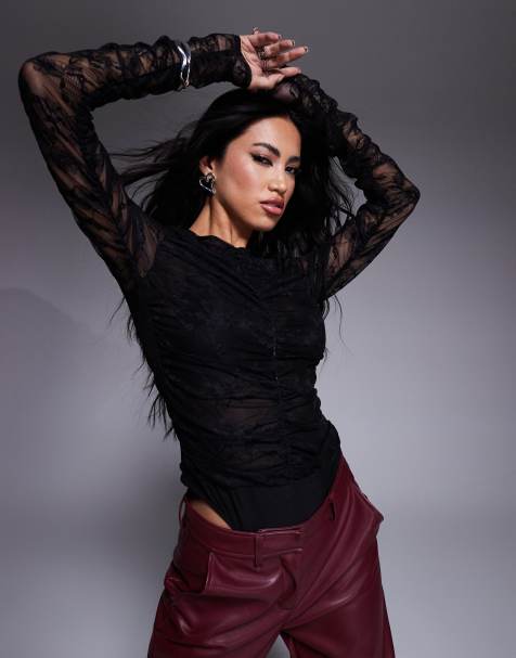 ASOS DESIGN – Langärmliger Body aus Spitze in Schwarz mit Raffung vorne - view 1