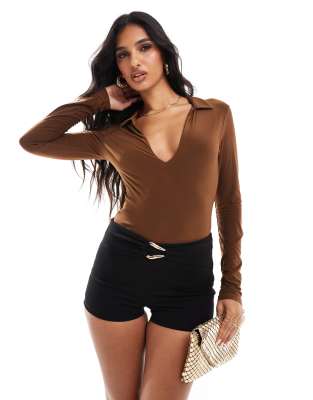 ASOS DESIGN - Langärmliger Body in Hellbraun mit tiefem Ausschnitt und Kragen-Brown