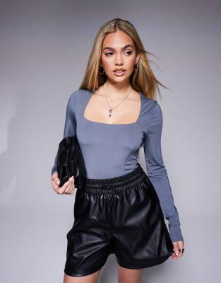 ASOS DESIGN - Langärmliger, figurbetonter Body in Grau mit eckigem Ausschnitt