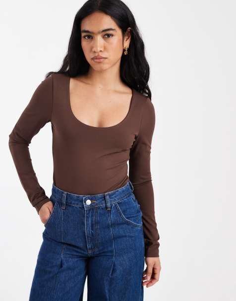 ASOS DESIGN – Langärmliger, figurformender Body in Schokobraun mit U-Ausschnitt - view 1