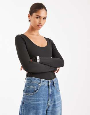 ASOS DESIGN - Langärmliger, figurformender Body mit U-Ausschnitt in Schwarz