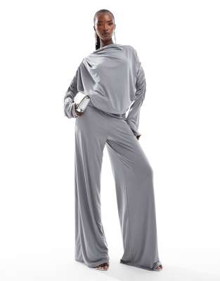 ASOS DESIGN - Langärmliger, geraffter Jumpsuit in Grau mit weitem Bein