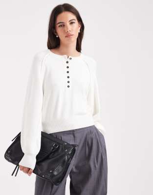 ASOS DESIGN - Langärmliger Henley-Strickpullover in Creme mit Kontrastknöpfen-Weiß