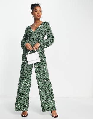 ASOS DESIGN - Langärmliger Jumpsuit aus strukturiertem Krepp mit Leopardenmuster und Knopfverschluss auf der Rückseite-B...