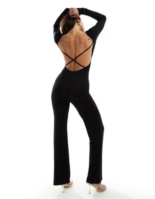 ASOS DESIGN - Langärmliger Jumpsuit in Schwarz mit ausgestelltem Bein, Rückenausschnitt und Riemendetail