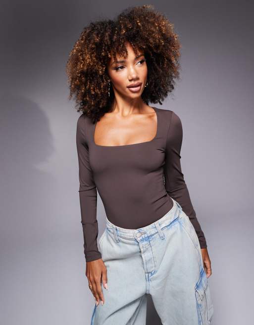 ASOS DESIGN – Langärmliger, modellierender Body aus hochwertigem Material in Schokobraun mit eckigem Ausschnitt
