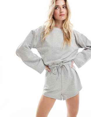 ASOS DESIGN - Langärmliger Playsuit in Grau mit Tunnelzug an der Taille und sehr kurzen Shorts-Bunt