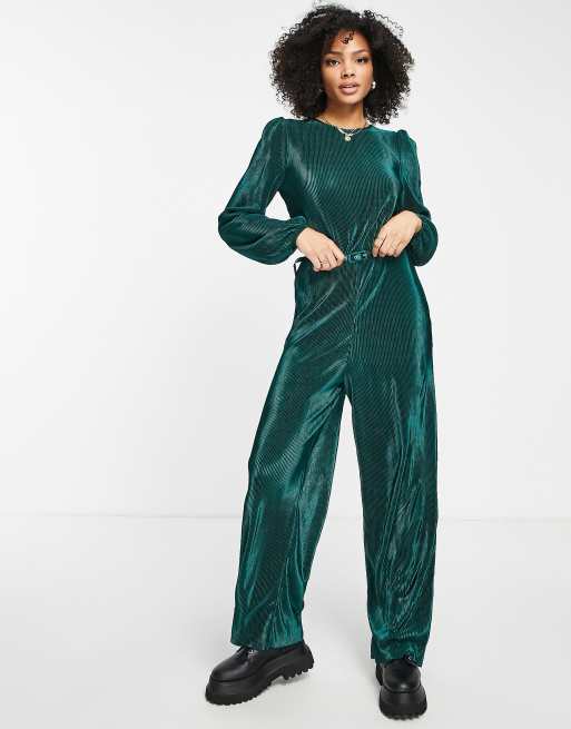 ASOS DESIGN – Langärmliger, plissierter Jumpsuit in Tannengrün mit Gürtel