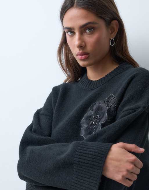 ASOS DESIGN langärmliger Pullover mit Blumenstickerei-Detail in Schwarz, 3 von 5