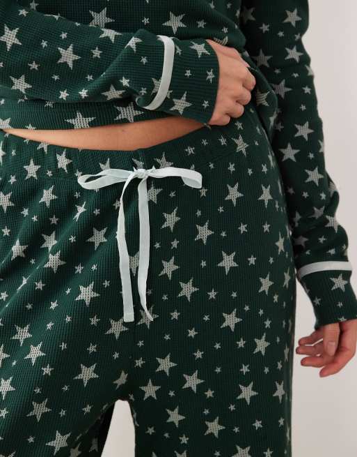 ASOS DESIGN – Langärmliger Pyjama in Grün mit Sternenmuster, Waffelstruktur und weiten Hosenbeinen, Geschenkset, 3 von 4