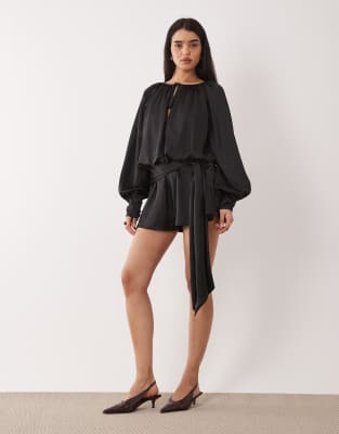 ASOS DESIGN - Langärmliger Satin-Playsuit in Schwarz mit Bindedetail