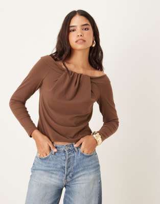 ASOS DESIGN - Langärmliges, angerautes Oberteil in Schokobraun mit feinem Rippenmuster und weitem Ausschnitt-Brown