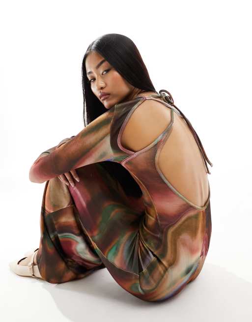 ASOS DESIGN – Langärmliges, anschmiegsames Maxikleid mit Rückenausschnitt und Marmormuster, 4 von 4