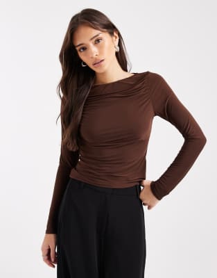 ASOS DESIGN - Langärmliges, anschmiegsames Oberteil in Schokobraun mit gerafftem U-Boot-Ausschnitt-Brown