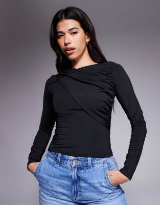ASOS DESIGN - Langärmliges, anschmiegsames Oberteil in Schwarz mit drapiertem Detail