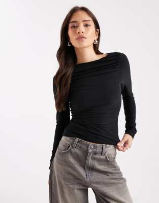 ASOS DESIGN - Langärmliges, anschmiegsames Oberteil in Schwarz mit gerafftem U-Boot-Ausschnitt