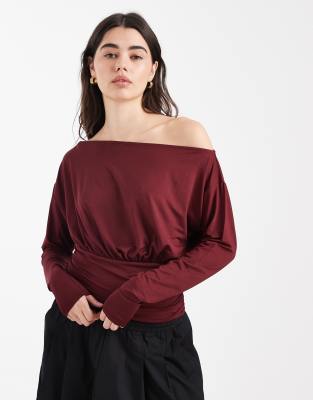 ASOS DESIGN - Langärmliges, anschmiegsames, schulterfreies Oberteil in Burgunderrot mit geraffter Taille